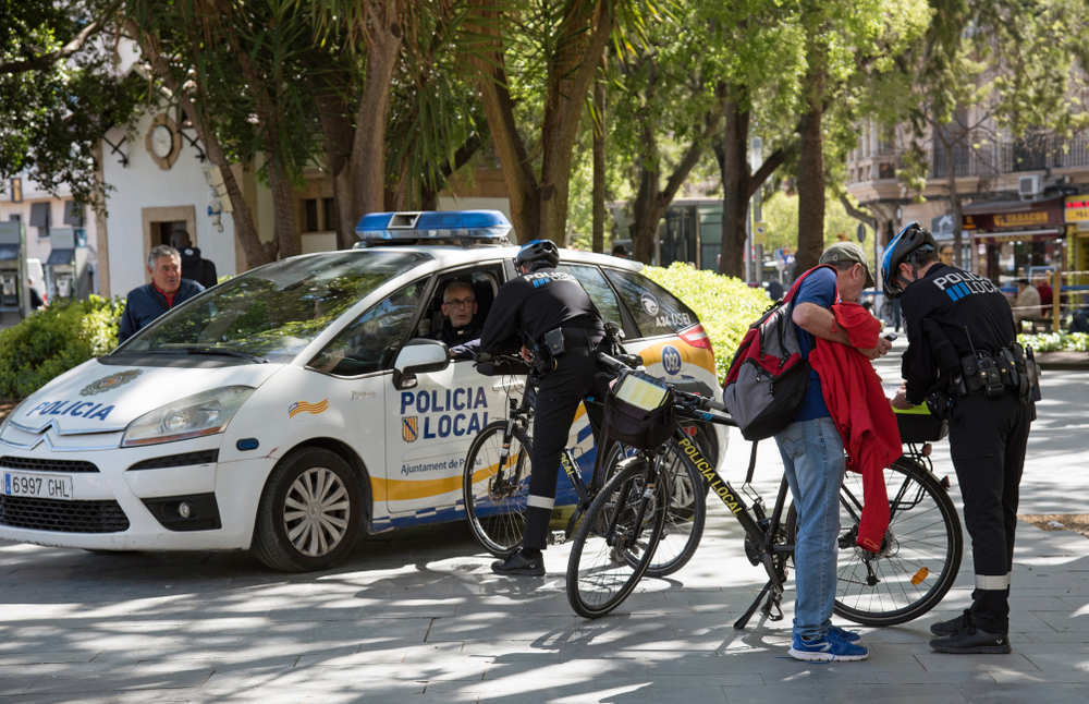 La policía local emplea medios tecnológicos para leer matrículas.